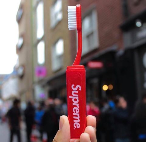 UPDATE : SUPREME ประกาศ!! แจก แปรงสีฟัน แทน Sticker ใน คอลเล็คชั่น 2017 Fall/Winter Drop