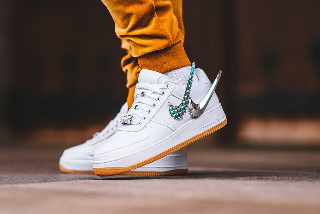 มาชมภาพชัดๆใกล้ๆ ของ Travis Scott Air Force 1 !!