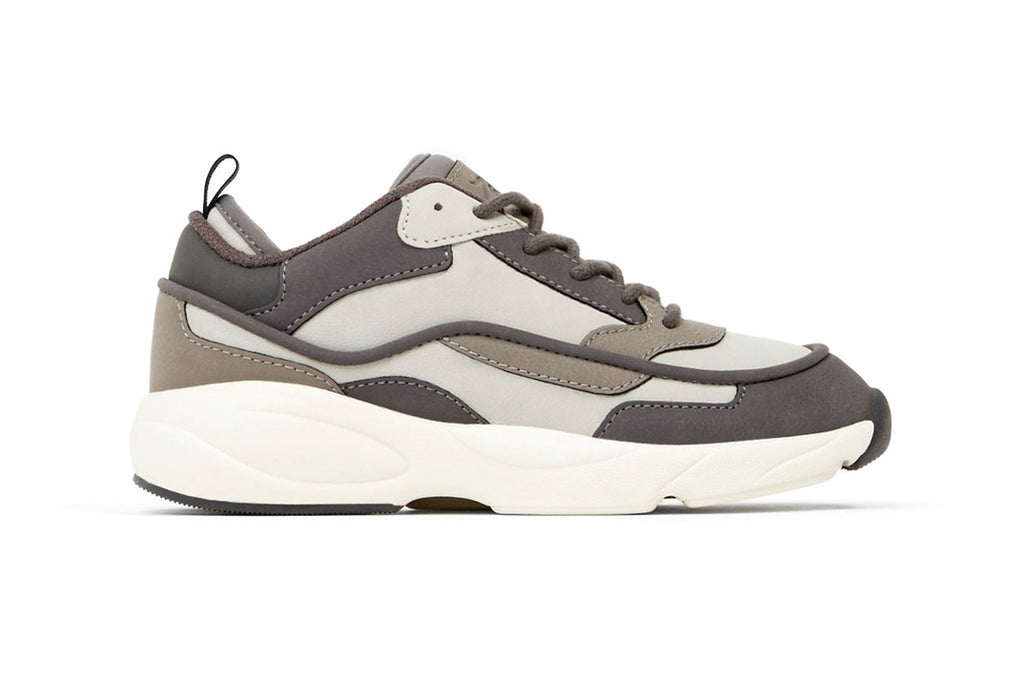 Zara ออกรองเท้าที่ละม้ายคล้าย  Balenciaga’s Triple S !!